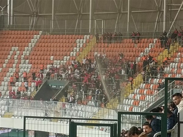 Adana Demirsporlu taraftarlar Samsunspor taraftarına saldırdı