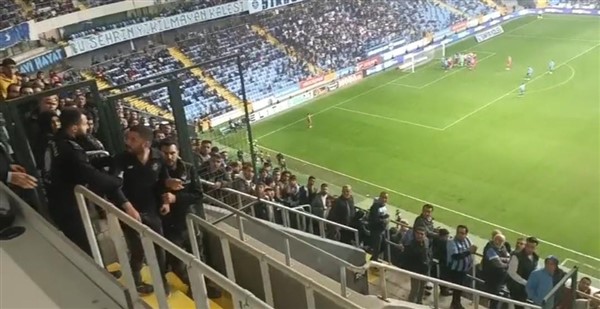 Adana Demirsporlu taraftarlar Samsunspor taraftarına saldırdı