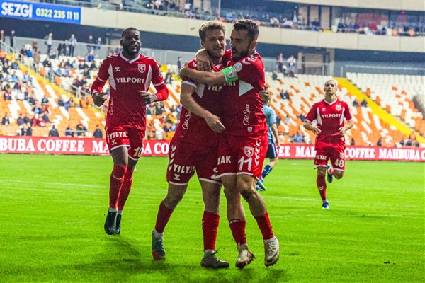 Samsunspor Adana Demirspor'u deplasmanda yendi