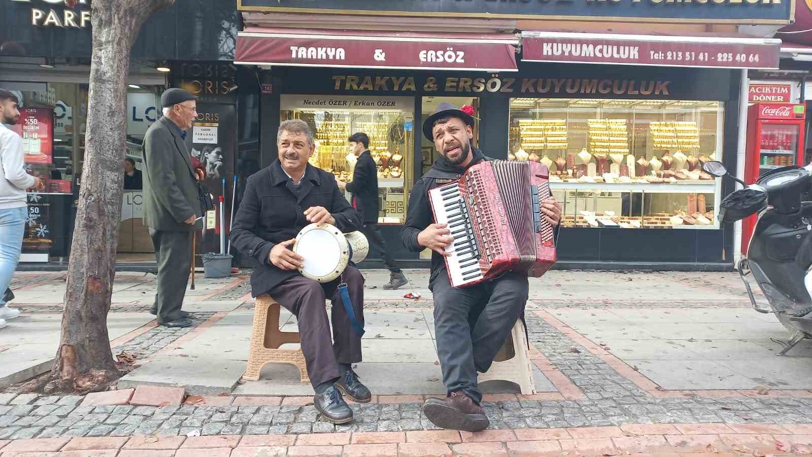 Romanlar Dilan Polat'ın "Enerji" şarkısını 'Oldun Dilenci' diye güncelledi