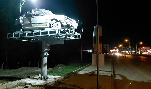 Samsun'da sergilenen hurdaya dönen araçla hız sınırına dikkat çekiliyor