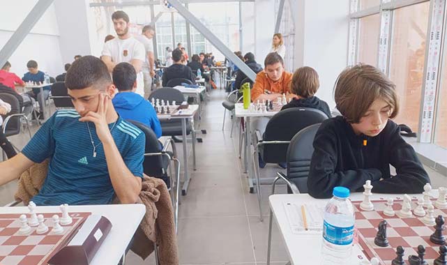 Samsun'da gençler satrançta kapıştı