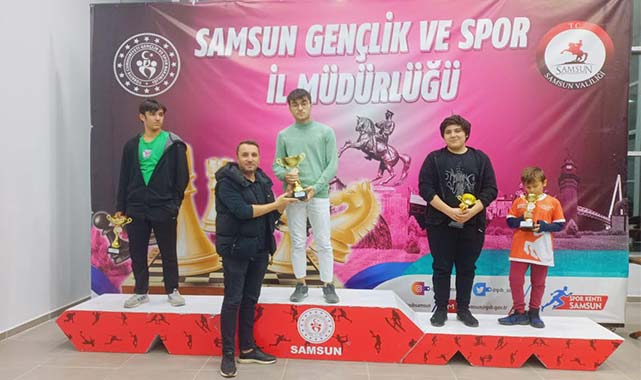 Samsun'da gençler satrançta kapıştı