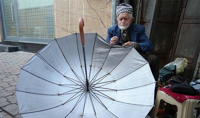 Samsun'da 94 yaşındaki şemsiye ustası 70 yıldır işinin başında!