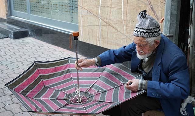Samsun'da 94 yaşındaki şemsiye ustası 70 yıldır işinin başında!