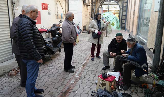 Samsun'da 94 yaşındaki şemsiye ustası 70 yıldır işinin başında!