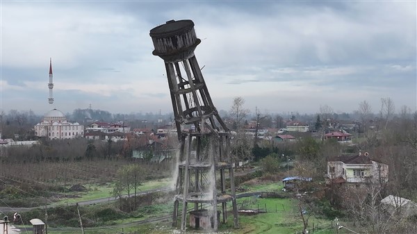 Samsun'da 30 metrelik su deposu böyle yıkıldı