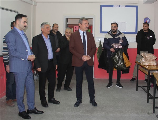 Kursiyerlerin yaptığı giysiler öğrencilere hediye edildi