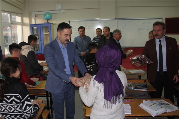 Kursiyerlerin yaptığı giysiler öğrencilere hediye edildi