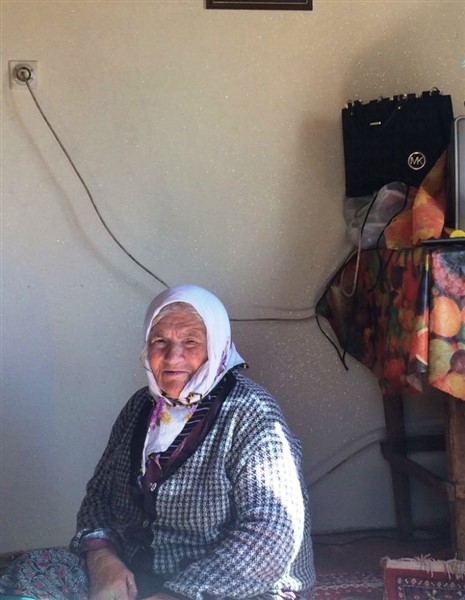 Yangında evini ve annesini kaybeden vatandaş yardım bekliyor