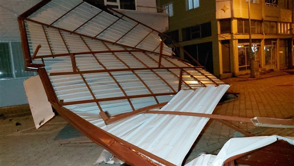 Samsun'da fırtına ağaçları devirdi çatıları uçurdu