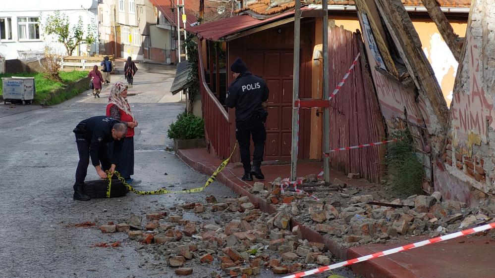 Samsun'da şiddetli fırtına felaketi: Metruk bina duvarı yıkılarak tehlike saçtı