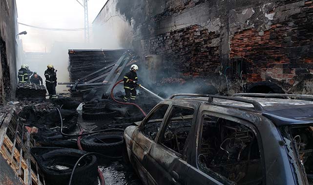 Tekkeköy'de yangın! Lastik deposu alevlere teslim