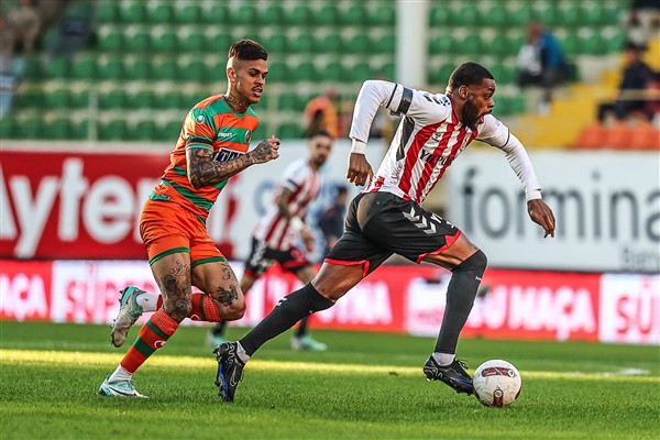 Samsunspor Alanyaspor'a mağlup oldu