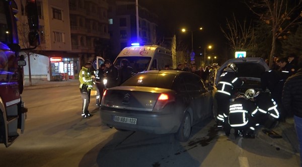 Bafra'da iki otomobil çarpıştı