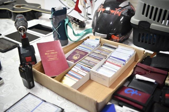 Samsun'da tramvaylarda unutulan eşyalar şaşkınlık yaratıyor