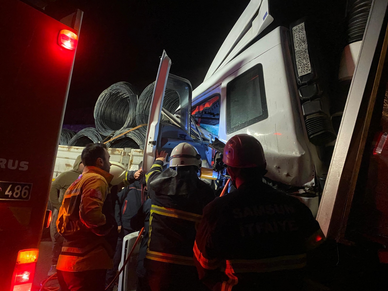 Samsun'da kamyon tıra arkadan çarptı