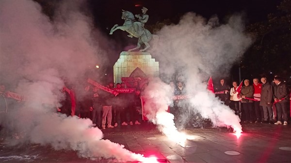 Samsunlular Süper Kupa iptali sonrası Atatürk Anıtı'na koştu