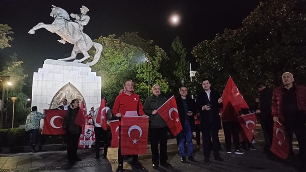 Samsunlular Süper Kupa iptali sonrası Atatürk Anıtı'na koştu