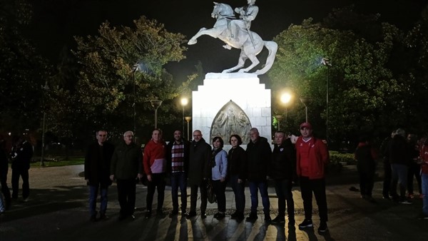 Samsunlular Süper Kupa iptali sonrası Atatürk Anıtı'na koştu