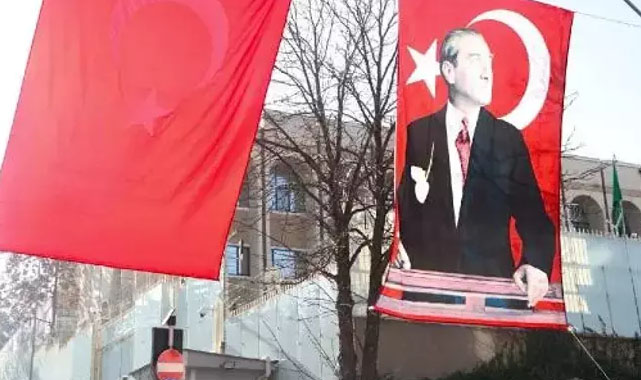 Suudi Arabistan Büyükelçiliği'nin bulunduğu sokak bayraklarla donatıldı