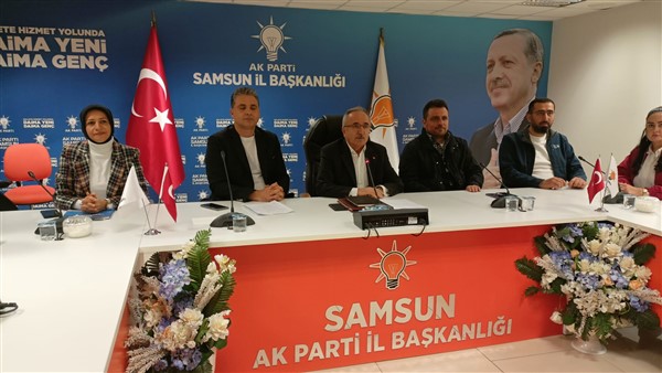 Samsun'da AK Parti'ye katılan 12 kişiye rozet takıldı