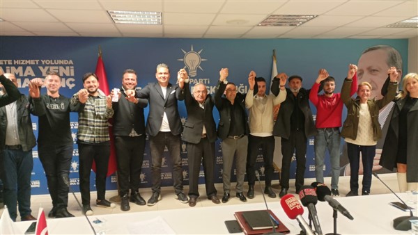 Samsun'da AK Parti'ye katılan 12 kişiye rozet takıldı