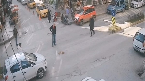 İki aracın ezdiği kedinin yardımına esnaf koştu