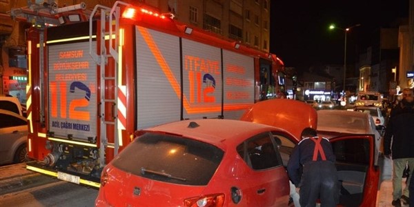 Hareket alindeki otomobildeki çıkan yangın korkuttu