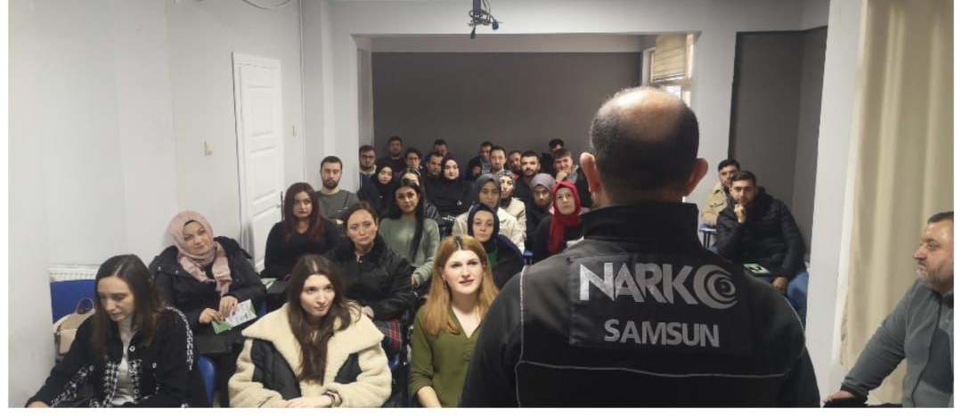 Samsun'da Narkorehber polisleri öğrencileri uyuşturucuya karşı bilgilendirdi