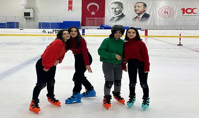Samsun'da öğrencilerin buz pateni keyfi