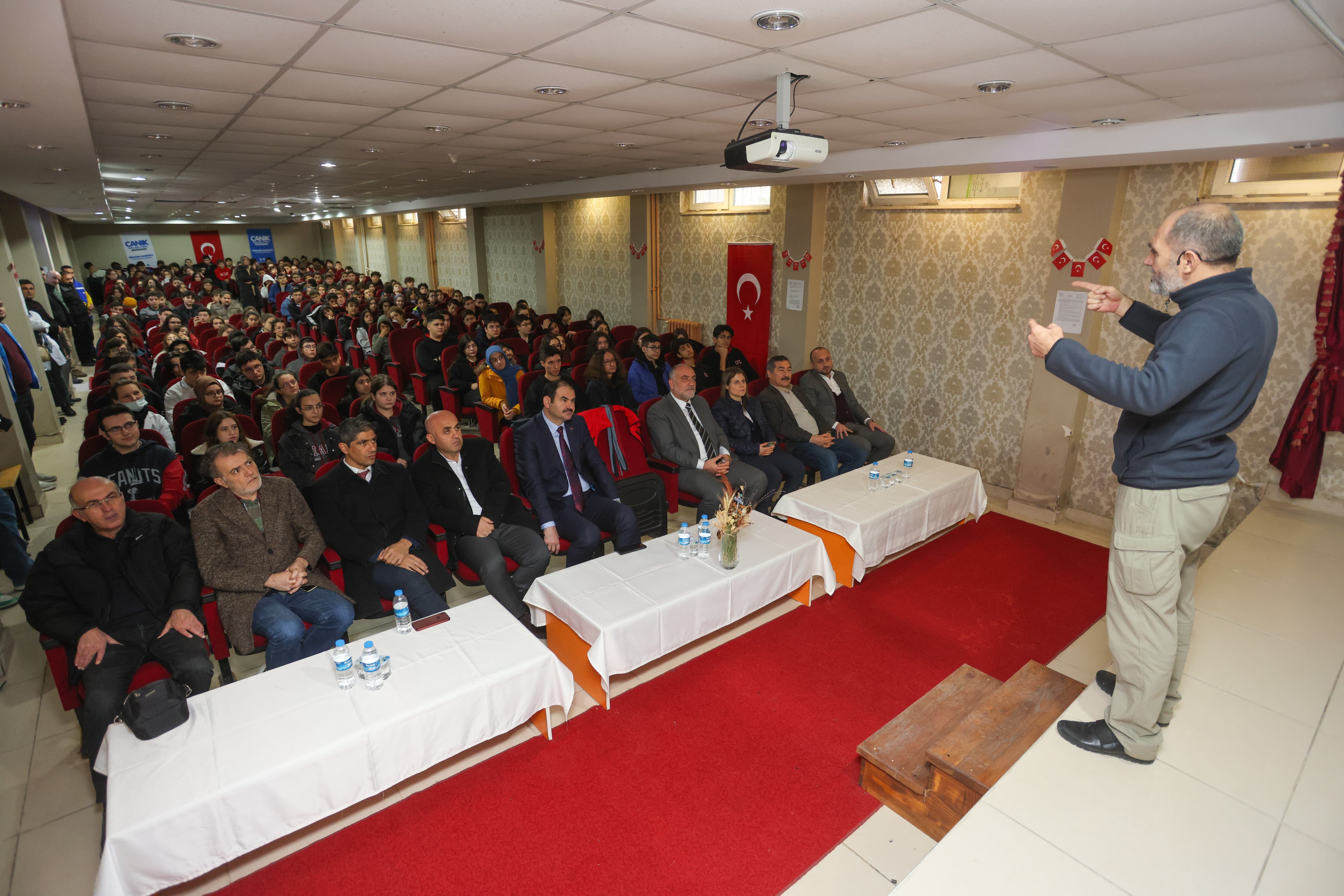 Başkan Sandıkçı'dan öğrencilere müjde! Ücretsiz eğitim fırsatları