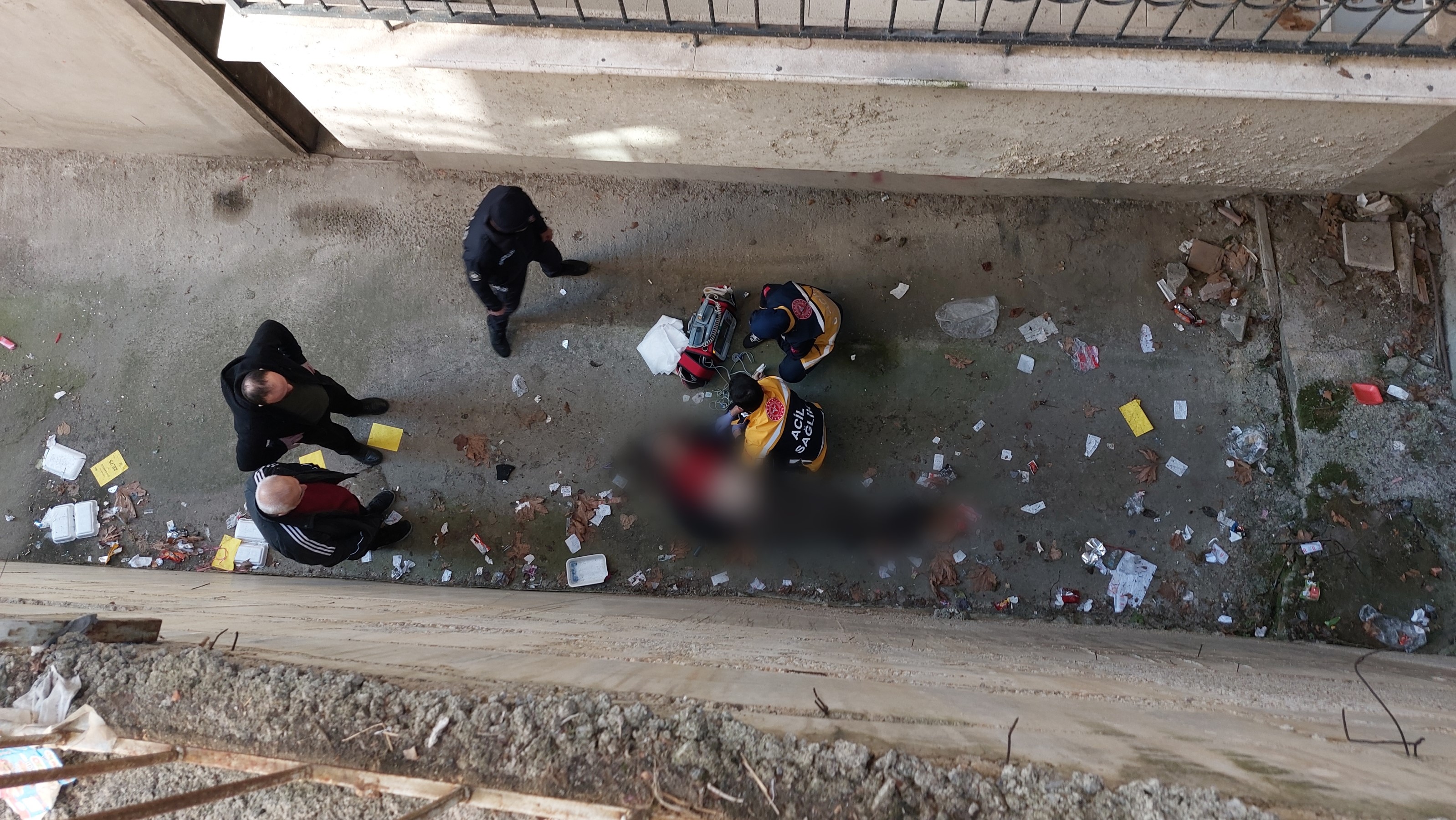 Samsun'da buz faciası! Korkuluktan uçarak can verdi