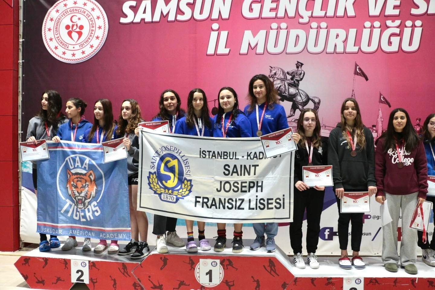 Samsun’da havuzda madalya mücadelesi