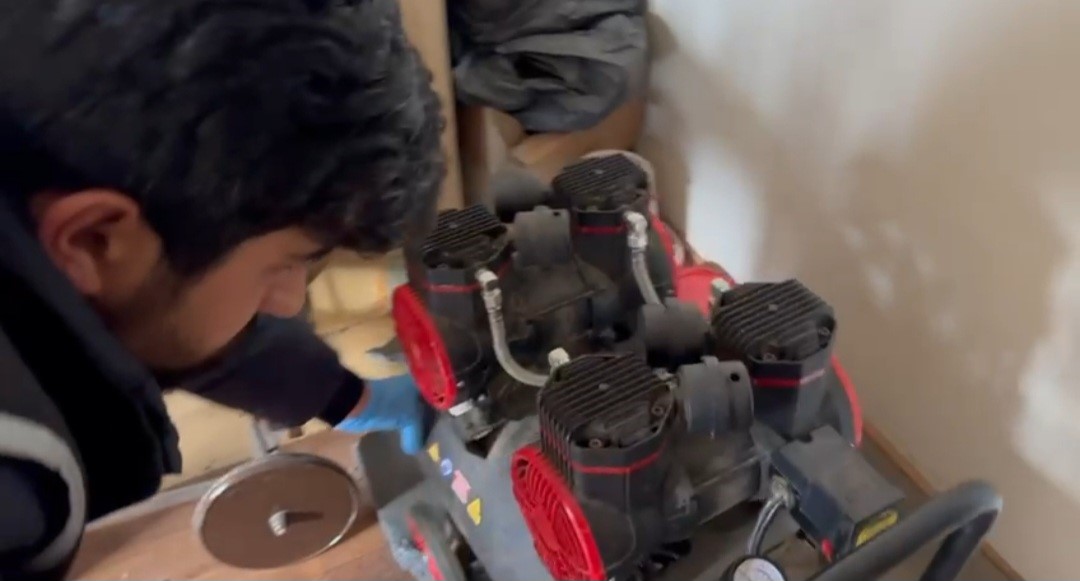 Evinde makineyle kaçak sigara sararken yakalandı