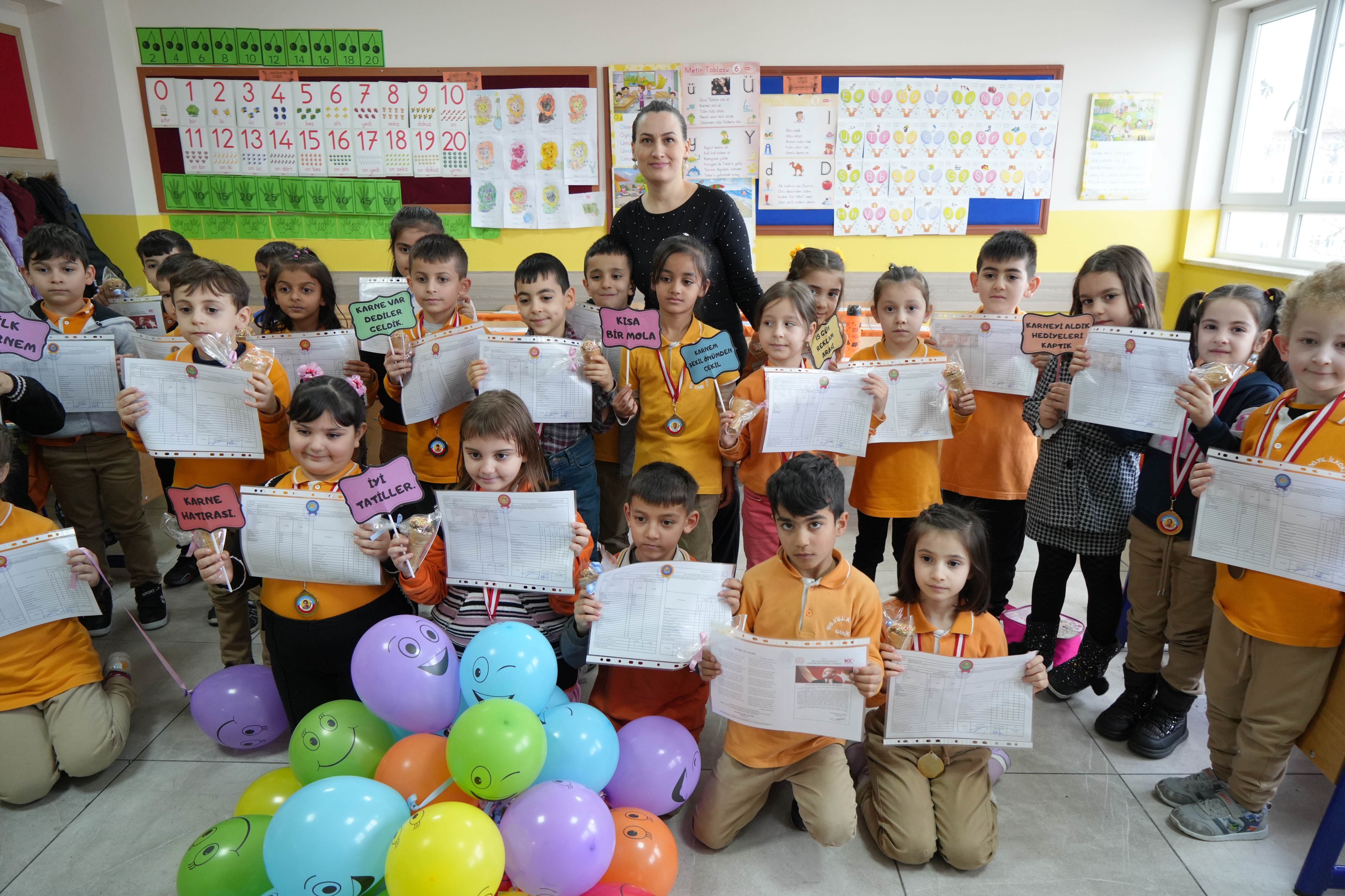 Samsun'da binlerce öğrenci karne aldı