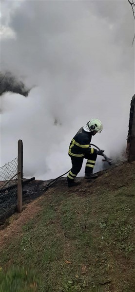 Samsun'da ahşap ev ve otomobil yandı