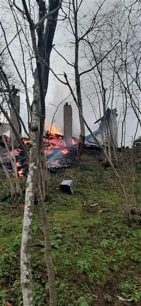 Samsun'da ahşap ev ve otomobil yandı