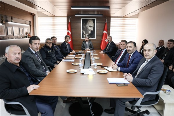 Samsun Valisi Orhan Tavlı'ya kılıç hediyesi  