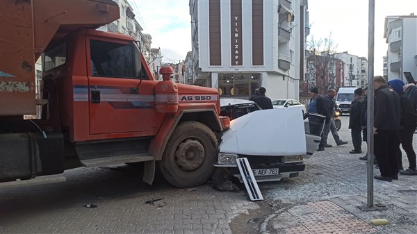 Hafriyat kamyonu ile otomobil çarpıştı