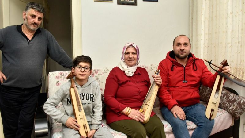 Karadeniz'in tek kadın kemençecisi! 20 yıldır kemençe çalıyor