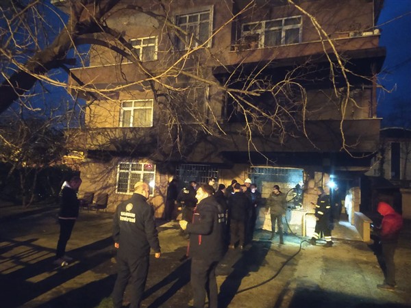 Samsun'da ev yandı 4 kişi dumandan zahirlendi