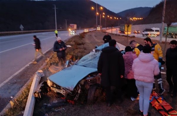 Samsun'da direğine çarpan otomobildeki kişi ağır yaralandı