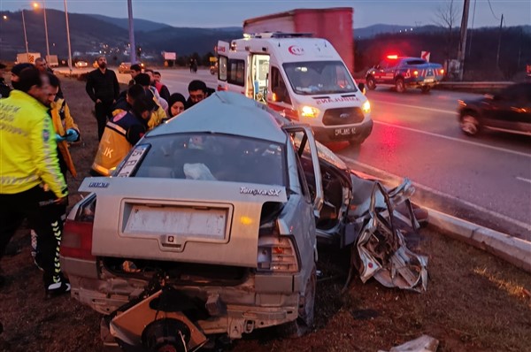 Samsun'da direğine çarpan otomobildeki kişi ağır yaralandı