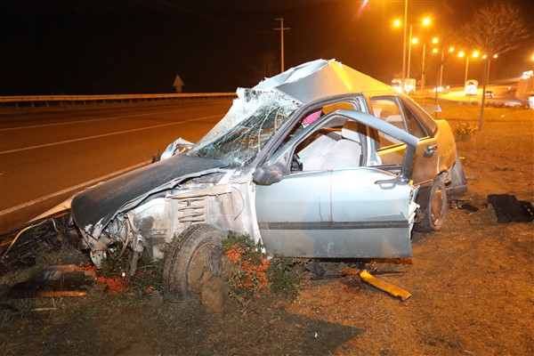Samsun'da direğine çarpan otomobildeki kişi ağır yaralandı