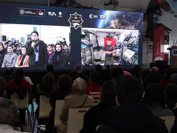 Samsun'da üniversite öğrencileri astronot Alper Gezeravcı ile canlı söyleşi yaptı