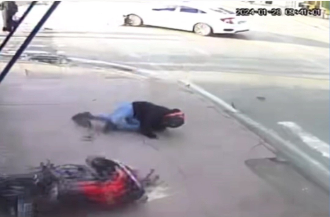 Samsun'da sürücü metrelerce sürüklendi