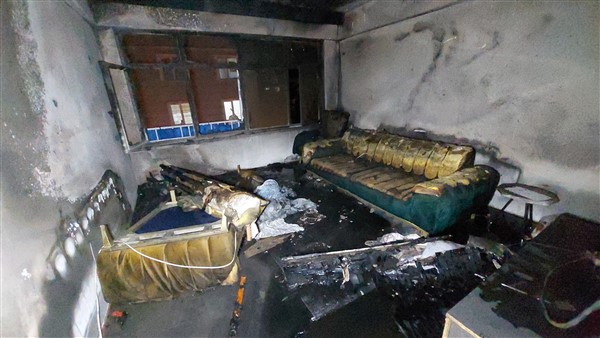 Yangında ölen kedi ve kuşları için ağladı