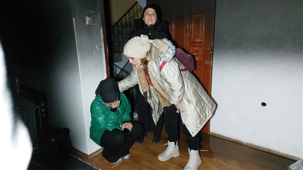 Yangında ölen kedi ve kuşları için ağladı