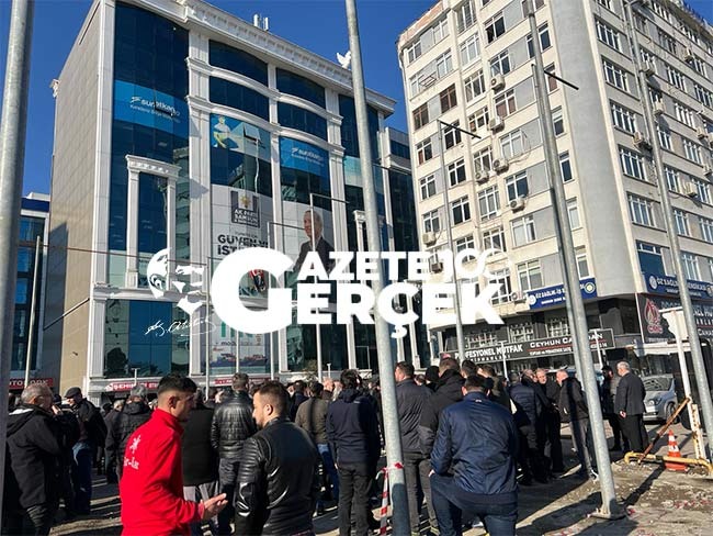 Samsun'da Tekkeköylü partililer AK Parti binası önünde toplandı